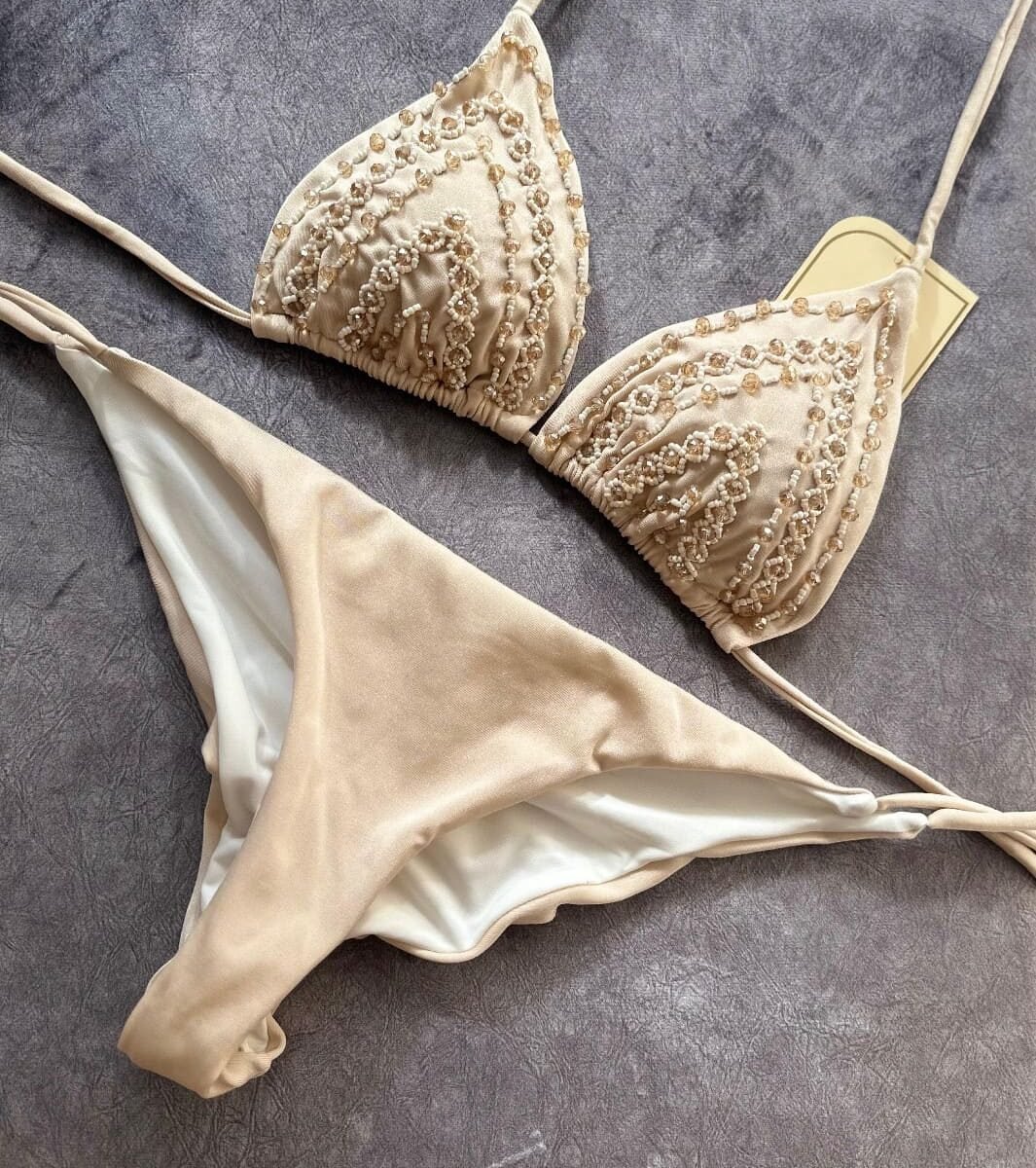 Traje de baño con pedrería en top, en tallas S, M y L