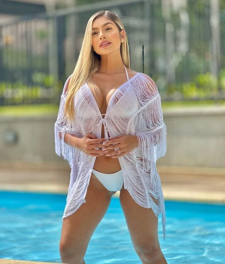 Salida de baño de malla con flecos tipo cardigan