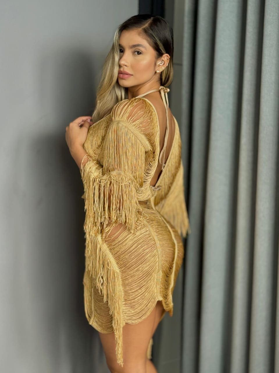 Salida de baño de malla con flecos tipo cardigan