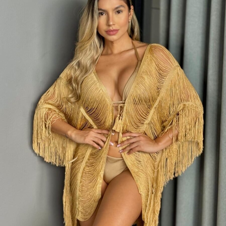 Salida de baño de malla con flecos tipo cardigan