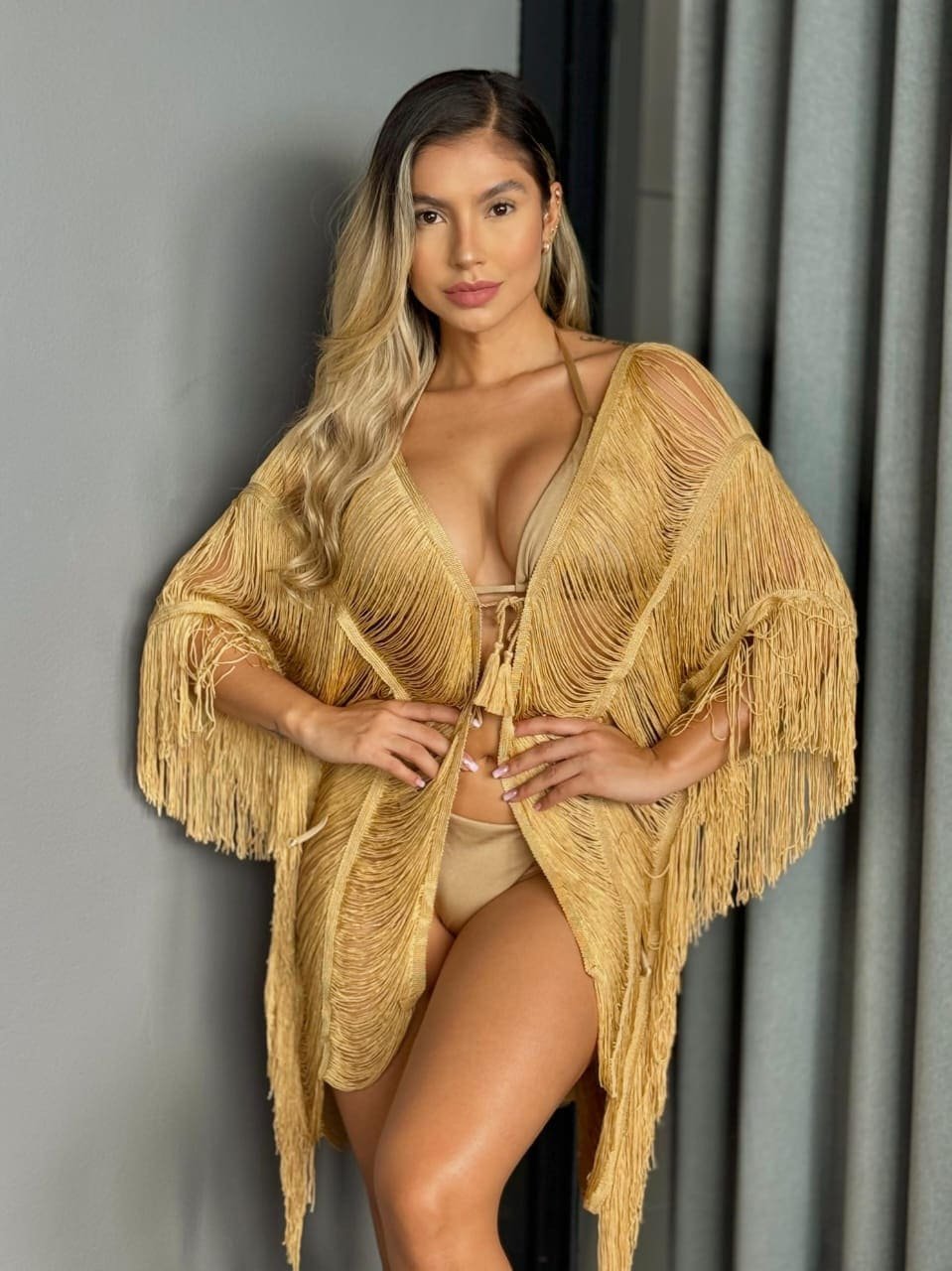 Salida de baño de malla con flecos tipo cardigan