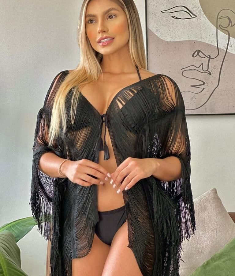 Salida de baño de malla con flecos tipo cardigan