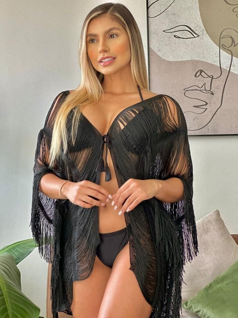 Salida de baño de malla con flecos tipo cardigan