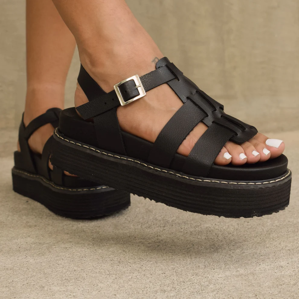 Sandalias "Budapest" cruzadas de cuero vegano